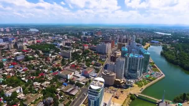 Paesaggio urbano. Aria sparato sul fiume Kuban nella città meridionale di Krasnodar. Russia. Fotografia aerea . — Video Stock