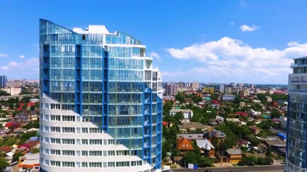 Glas hoog gebouw. Luchtfoto's over de rivier de Koeban in de zuidelijke stad van Krasnodar. Rusland. — Stockvideo