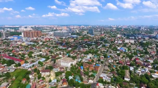 Luchtfoto's over de zuidelijke stad van Rusland, Krasnodar.Summer, 2018. Privé huizen op de achtergrond van het stedelijke landschap. 2018. — Stockvideo