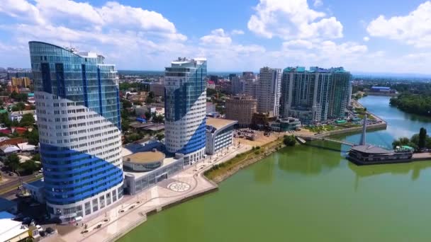 Vzduchu, který zajistí nad řekou Kubáň v Jižní město Krasnodar. Rusko. Letecká fotografie. — Stock video