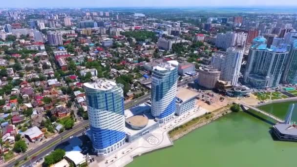 Stadtlandschaft. Luft über dem Fluss Kuban in der südlichen Stadt Krasnodar erschossen. Russland. Luftaufnahmen. — Stockvideo
