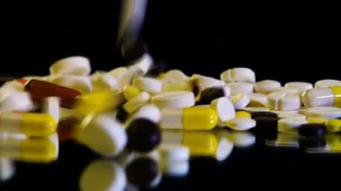 Yakın çekim görünümü yukarıdan düşen ilaç ve ilaç tablet.