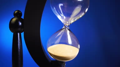 Kum saati el turnike ve beş dakika içinde siyah ve beyaz tonları geri sayım başladı