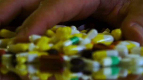 The hand collects pill pills of drugs from the surface and pours out. — Stock Video