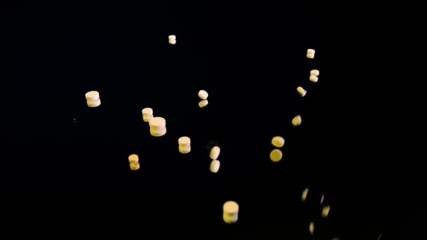Pillen en pillen, drugs pour van bovenaf op het oppervlak van een spiegel-zwart — Stockvideo