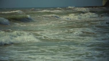 Dalga deniz. Karadeniz bahar. Çamurlu deniz suyu. Yavaş dalga hareketi.