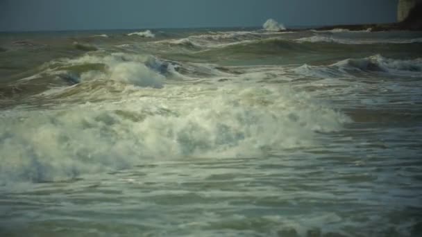 Dalga deniz. Karadeniz bahar. Çamurlu deniz suyu. Yavaş dalga hareketi. — Stok video