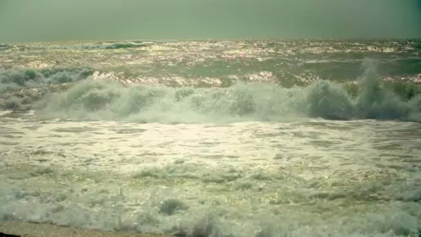 Vista das ondas do mar negro na primavera. Onda alta em tempo ventoso . — Vídeo de Stock