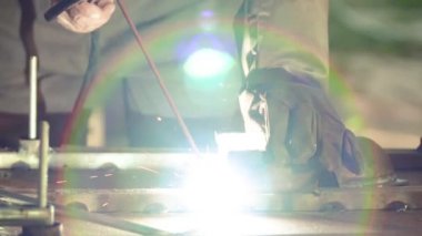 Kıvılcım ve duman--dan kaynak metaller. Metal yapıların kaynak. Ağır çekim.