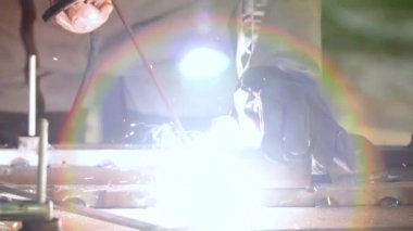 Kıvılcım ve duman--dan kaynak metaller. Metal yapıların kaynak.