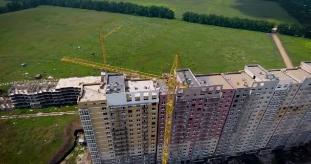 Fotografía aérea del edificio en construcción. Construcción de un edificio de apartamentos. Grúa de construcción en el fondo del edificio en construcción . — Vídeos de Stock