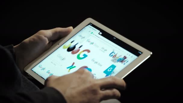 Um computador tablet com o Google Web Search na tela do IPad — Vídeo de Stock