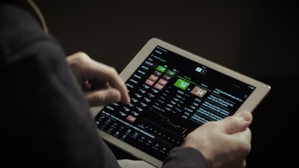 Detailní záběr z iPadu. Digitální akciový trh výpis na obrazovku tabletu — Stock video