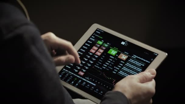 Gros plan sur ipad. Bourse numérique listant sur un écran de tablette — Video