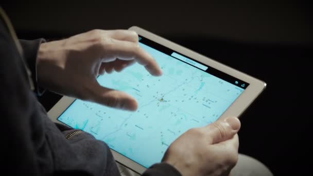 Ipad の画面のクローズ アップ。Flightradar24 アプリケーション コントロール航空交通のため — ストック動画