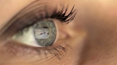 Kadın kız göz makro monitör, shoping online Internet amazon arıyorum