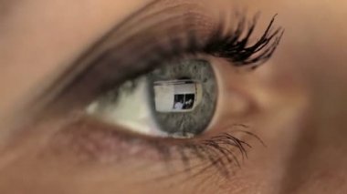 Kadın kız göz makro monitör, Internet sosyal ağ facebook sörf arıyorsunuz