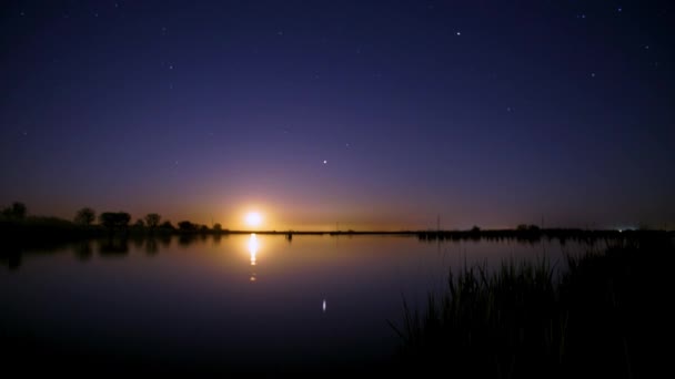 Full Moon Over Lake Time Interval (em inglês). Um céu estrelado noturno . — Vídeo de Stock