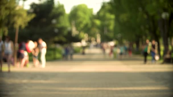 Une foule de gens dans le parc de la ville. La voie de la ville. Krasnodar, Aurora, juin 2018 . — Video