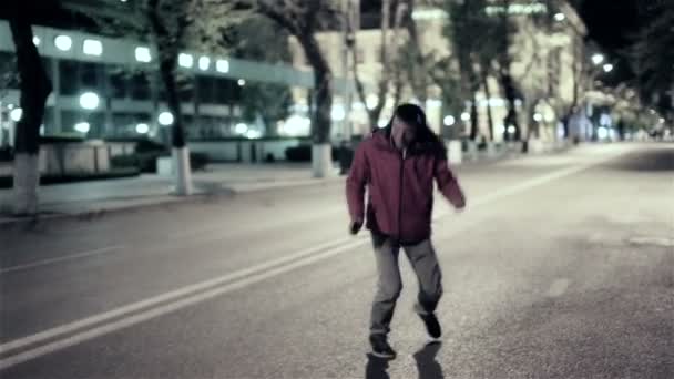 Zabawny facet schodzić nocy ulica Darmowe dancing — Wideo stockowe
