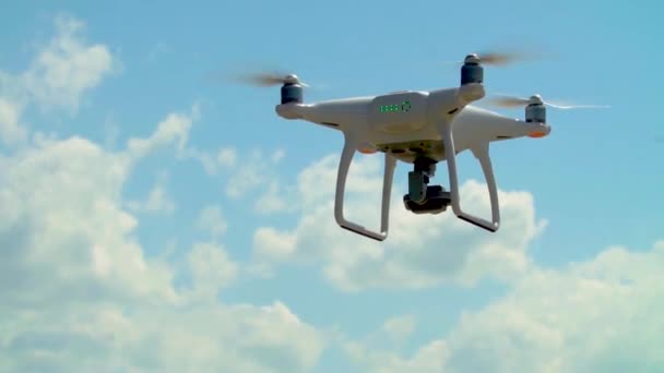 Dji Phantom 4 στο πλαίσιο. Τετράγωνο ελικόπτερο στο φόντο των το J. Drone πετάει μέσα στο πλαίσιο. — Αρχείο Βίντεο