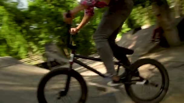 Ποδηλάτης στο δάσος. Ιππασία και άλματα πάνω από τα εμπόδια. Το αγόρι είναι ιππασία στον αέρα με το Bmx. αργή κίνηση 100 Fps στην πόλη Κρασνοντάρ Park, 5, Ιουνίου 2018 — Αρχείο Βίντεο