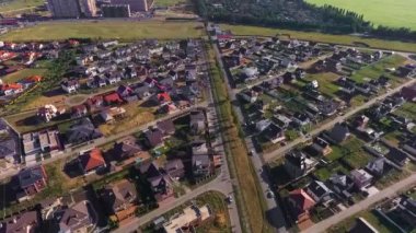 Güzel modern şehir. Avrupa evlerin çatıları. Özel yerleşim. Krasnodar, Alman köyü. İle DJI indeks işlem Phantom 4 ile vurdu.