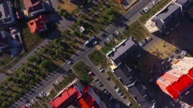 Güzel modern şehir. Avrupa evlerin çatıları. Özel yerleşim. Yeşil Göl. Güzel evler. Krasnodar, Alman köyü. İle DJI indeks işlem Phantom 4 ile vurdu.