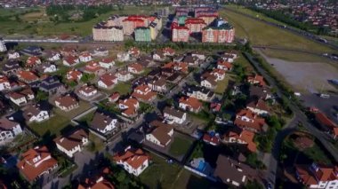 Güzel modern şehir. Avrupa evlerin çatıları yatay görünümünü. Avrupa evleri. Krasnodar, Alman köyü. İle DJI indeks işlem Phantom 4 ile vurdu. HD.