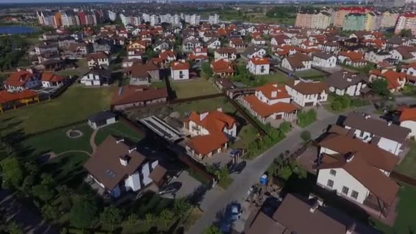 Kaunis moderni kaupunki. Horisontaalinen näkymä kattojen Euroopan taloja. Eurooppalaisia taloja. Krasnodar, saksalainen kylä. Ammuttu Dji Phantom 4:llä . — kuvapankkivideo