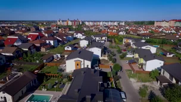 Güzel modern şehir. Avrupa evlerin çatıları. Özel yerleşim. Krasnodar, Alman köyü. İle DJI indeks işlem Phantom 4 ile vurdu. — Stok video