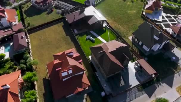 美しい近代的な都市。ヨーロッパの家の屋根。示談。クラスノダール、ドイツ村。Dji ファントム 4 で撮影します。. — ストック動画