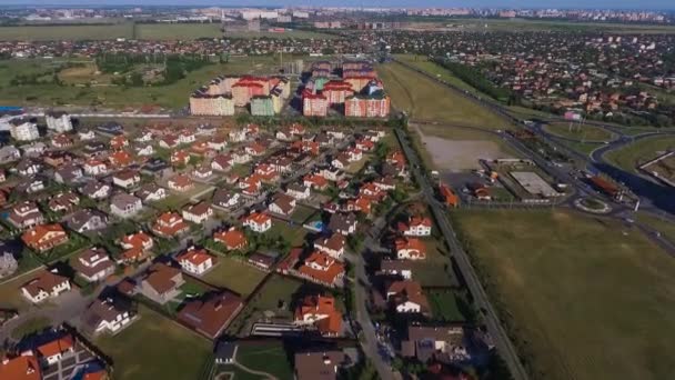 Belle ville moderne. Toits de maisons européennes. Un accord privé. Krasnodar, village allemand. Tourné avec Dji Phantom 4 . — Video