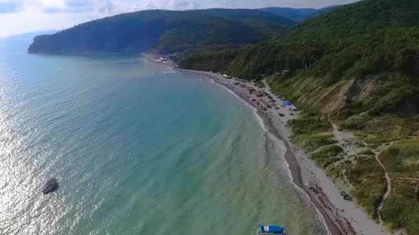 Ludzie pływać w morzu. Blue Bay Beach Morza Czarnego piękna Krasnodar region, w regionie Morza Czarnego. Tenty plażowe. Widok z lotu ptaka. — Wideo stockowe