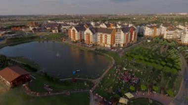 Güzel modern şehir. Avrupa evlerin çatıları yatay görünümünü. Göl evi. Alman Köyü, Krasnodar