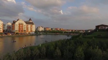 İnsanlar arasında bir yerleşim bölgesinde göl üzerinde Krasnodar, Alman Köyü, Rusya 15 Mayıs 2018 gri helikopter çıkartıyor.
