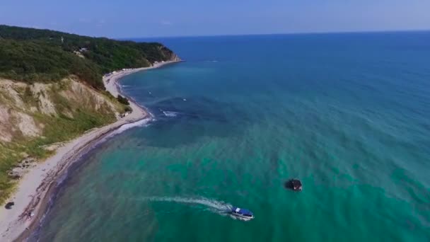 Blue Bay Beach Morza Czarnego piękna Krasnodar region, w regionie Morza Czarnego. Statek wycieczkowy. Widok z lotu ptaka. — Wideo stockowe