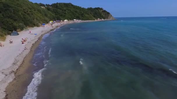 Blue Bay Beach Morza Czarnego piękna Krasnodar region, w regionie Morza Czarnego. Tenty plażowe. Widok z lotu ptaka. — Wideo stockowe