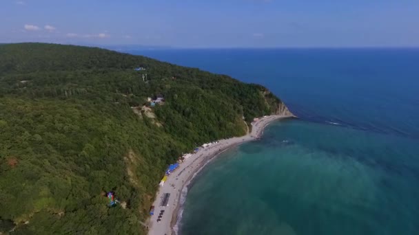 Blaue Bucht des Schwarzen Meeres schöner Strand in der Schwarzmeerregion der Region Krasnodar. Luftbild. — Stockvideo
