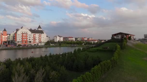 Krasnodar, village allemand, Russie 15 mai 2018 Un hélicoptère gris décolle sur le lac dans un quartier résidentiel parmi les gens . — Video