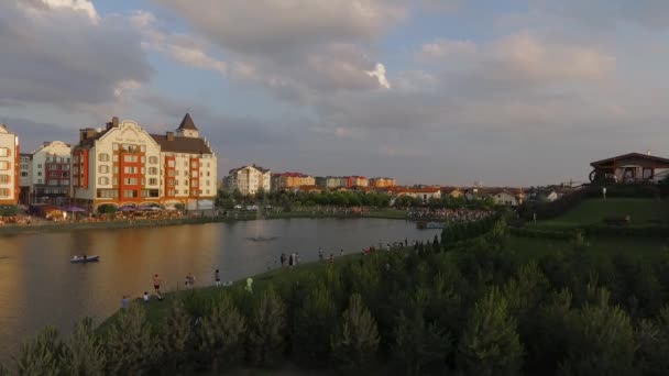 Krasnodar, tyska village, Ryssland 15 maj 2018 grå helikopter som lyfter över sjön i ett bostadsområde bland människor. — Stockvideo