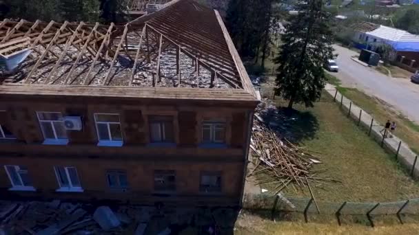 Atap rumah rusak oleh hujan es. Konsekuensi hujan es di desa novokorsunskaya Kabupaten Timashevsky di wilayah Krasnodar 2018 . — Stok Video