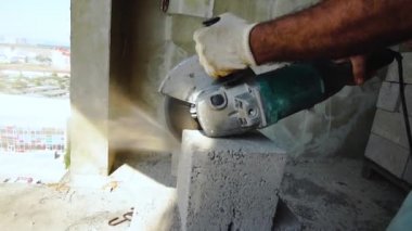 Oluşturucu kesim taş, açı değirmeni. İnşaatı işi. Anapa, Krasnodar bölgesi 28 Haziran 2018