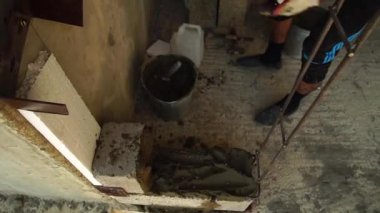 Builder ile çimento blok beton bir duvarı inşa.