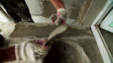 Çalışan Oshtukaturivayut duvar harç sıva. Builder bir çözüm sıva üzerinde spatula geçerlidir..