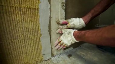 Builder elleri. Çalışan Oshtukaturivayut duvar harç sıva.