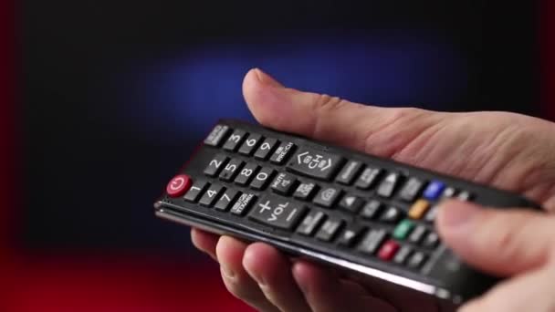 Main d'homme. La télécommande est défectueuse dans sa main droite. Écran vert. Appuyez sur le bouton . — Video