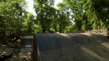 Bisikletçi ormanın içinde. At binme ve engellerin üzerinden atlama. Çocuk havada Bmx. ağır çekim 100 Fps üzerinde şehir Park Krasnodar, 5, Haziran, 2018 kullanıyormuş