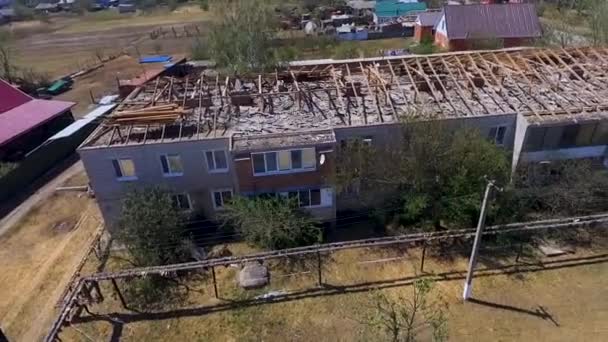 Telhados de casas danificadas por granizo. Consequências da saraiva na aldeia novokorsunskaya distrito de Timashevsky da região de Krasnodar 2018 . — Vídeo de Stock