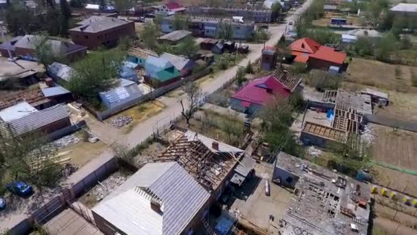 Daken van huizen door hagel beschadigd. Gevolgen van hagel in het dorp novokorsunskaya Timashevsky district van Krasnodar regio 2018. HD — Stockvideo